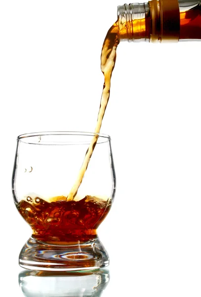 Alcoholdrank die in glas wordt gegoten — Stockfoto