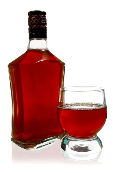 A bebida alcoólica está em uma garrafa e vidro — Fotografia de Stock