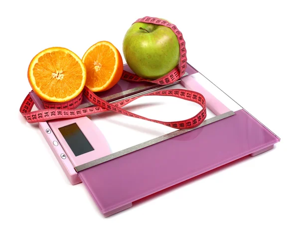Напольные весы, измеряющие яблоко и апельсин — стоковое фото