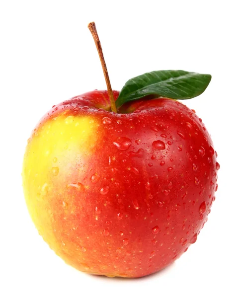 Manzana con una hoja verde está en gotas — Foto de Stock