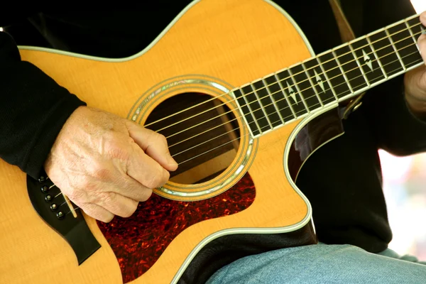 Мужчина играет на гитаре — стоковое фото