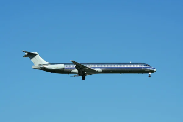Passenger jet plane landing — Stock Photo, Image