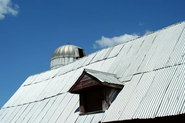 Janela do celeiro com silo — Fotografia de Stock
