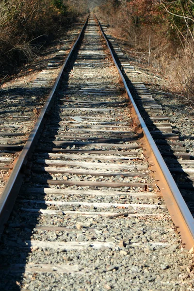 Olhando para baixo os trilhos ferroviários — Fotografia de Stock