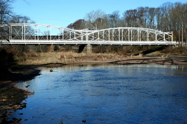 Белый мост через реку — стоковое фото