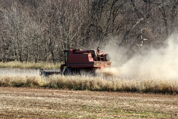 Çiftlik birleştirin traktör — Stok fotoğraf