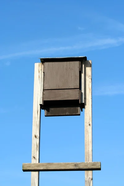 Ein Fledermaushaus Gegen Blauen Himmel — Stockfoto