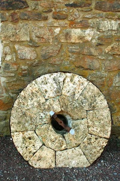 古い石灰岩ミル石 — ストック写真