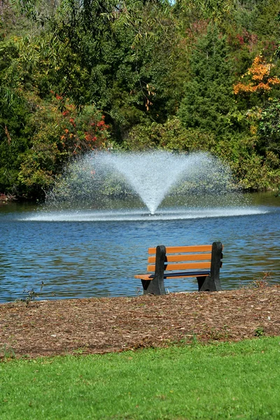 Park Bench Overlooking Fountain — Stock Photo, Image