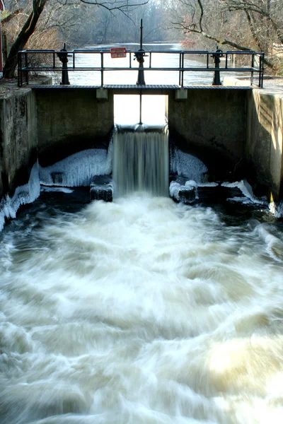 運河ロックを貫流する水 — ストック写真