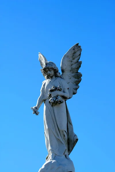 Angel staty med blå himmel — Stockfoto