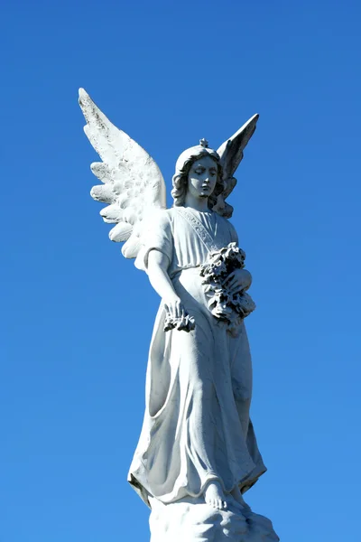 Статуя ангела с голубым небом — стоковое фото