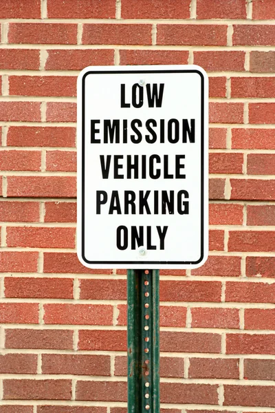 Sinal de estacionamento do veículo de baixa emissão — Fotografia de Stock