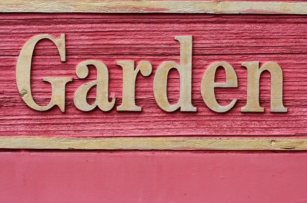 Röd trädbevuxna trädgård tecken — Stockfoto