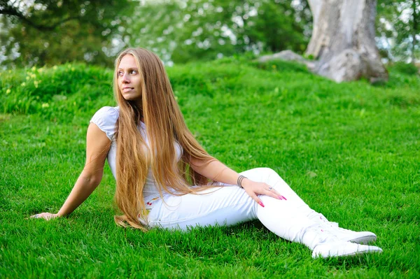 Dívka na zelené trávě — Stock fotografie