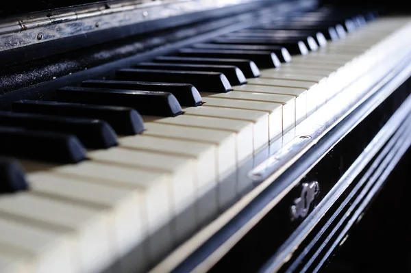 旧钢琴 — 图库照片