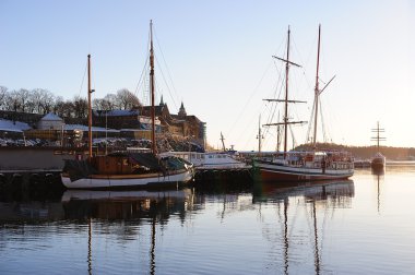 Sunrise oslofjord akershus fortress yakınındaki gemi manzaralı üzerinde