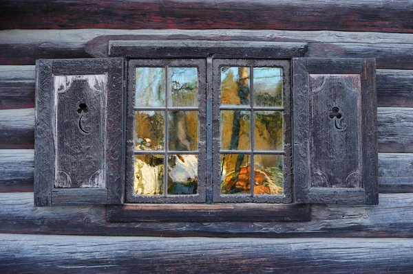 Окно традиционной норвежской хижины — стоковое фото