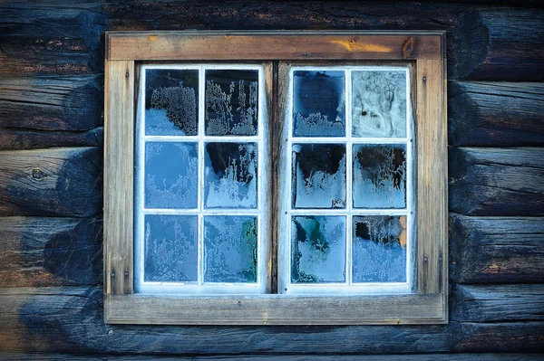 Ablak-ból egy hagyományos norvég kunyhó — Stock Fotó