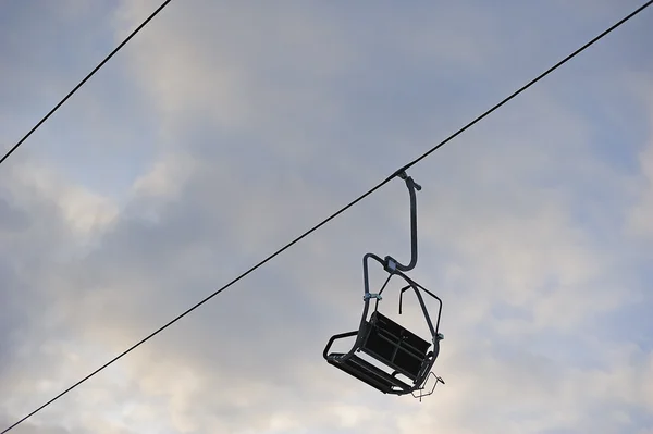 Wyciągu krzesełkowego w ośrodku narciarskim — Zdjęcie stockowe