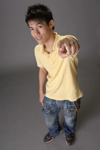 Asiático joven chico punto en usted — Foto de Stock