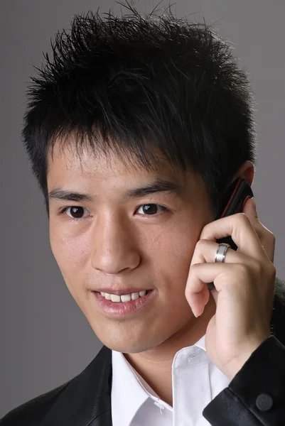 Asiático negocios hombre usando celular —  Fotos de Stock