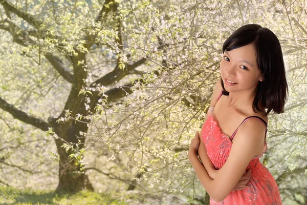 Atractiva mujer asiática en al aire libre — Foto de Stock