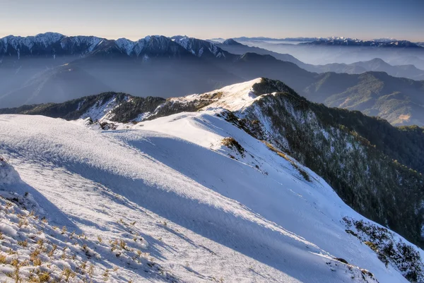 山在冬季的景观 — 图库照片