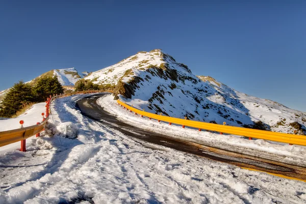 Estrada em alta montanha — Fotografia de Stock
