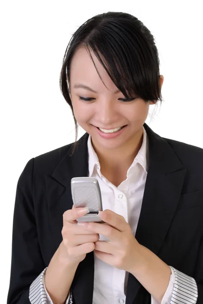 Attraktive, glückliche Geschäftsfrau beim SMS-Lesen — Stockfoto