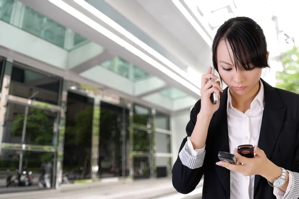 Anxious business woman phone — Stock Photo, Image