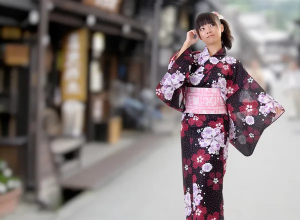 Японская девушка ходит по улице — стоковое фото