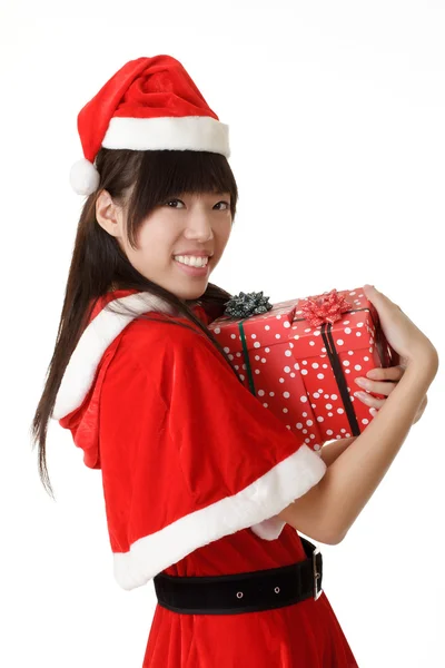 Glada leende flicka håller julklapp — Stockfoto