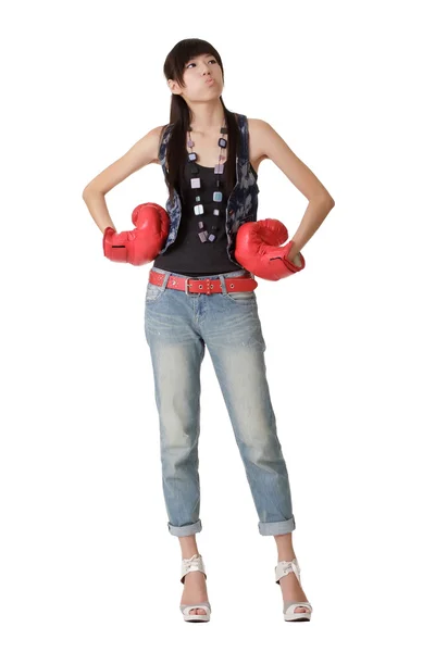 Mladá žena s boxerskými rukavicemi — Stock fotografie