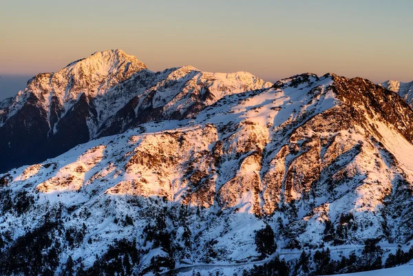 Landschap van sneeuw berg — Stockfoto