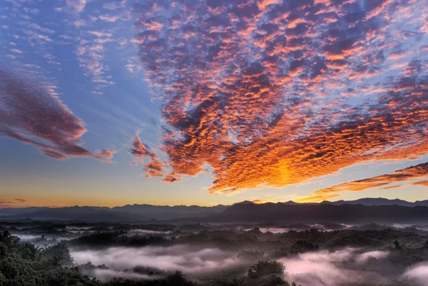 Paisaje nublado dramático en la mañana — Foto de Stock