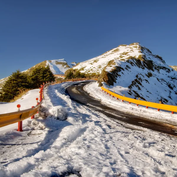 Пейзаж зимней горы — стоковое фото