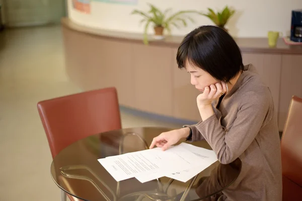 Asian woman reading — Stock Photo, Image