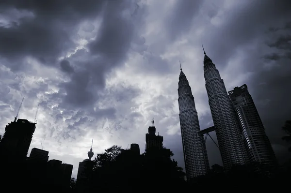 Stadtsilhouette Mit Hohen Gebäuden Und Wolkenkratzern Unter Dramatischen Wolken Kuala — Stockfoto
