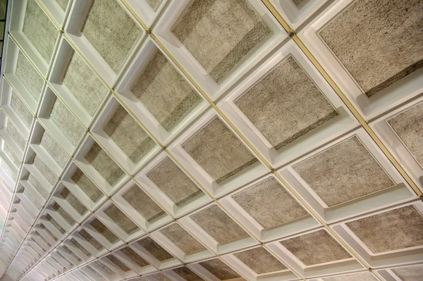 ビジネス センター内天井現代の白のアーキテクチャ — ストック写真