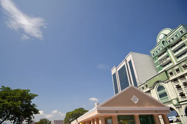 蓝蓝的天空在城市建筑物屋顶在槟城 马来西亚 — 图库照片