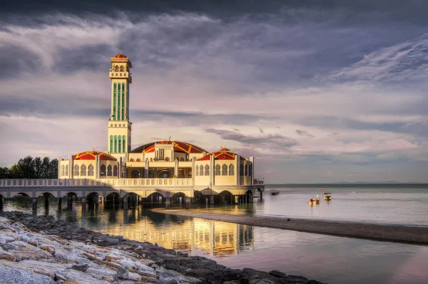 Пейзаж плавающей мечети — стоковое фото