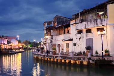 Malacca Malezya, Asya mavi gökyüzünün altında Nehri yakınında bir ev gece şehri.