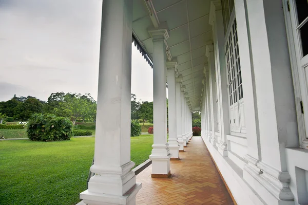 Architektura Koridoru Bílém Domě Poblíž Zelené Louky — Stock fotografie