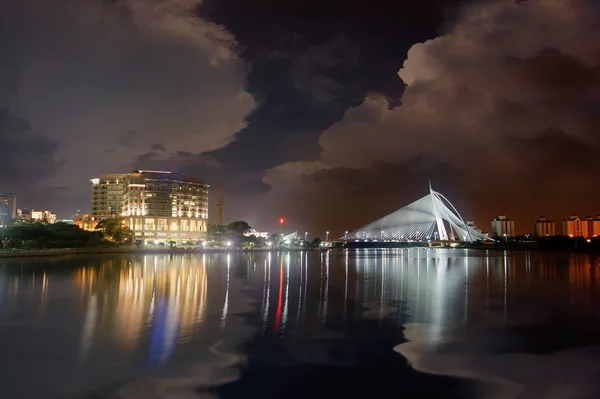 Miasto Nocą Most Budynek Refleksją Nad Rzeką Putrajaya Malezja Azja — Zdjęcie stockowe