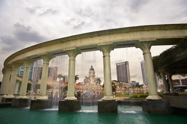 摩天大楼在吉隆坡 Maylaysia 亚洲的戏剧性天空下圆形喷泉 — 图库照片