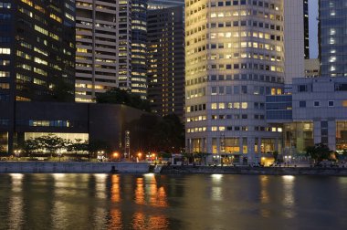 renkli şehir gece iş binanın dış Nehri ile birlikte.