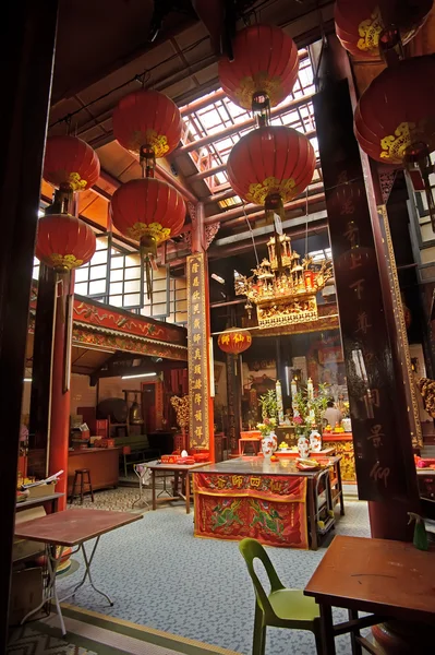 Interior Del Templo Budista Chino Con Suspensión Linternas Rojas Altar — Foto de Stock