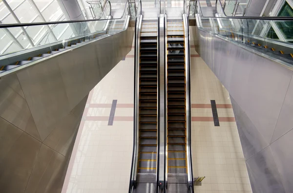 现代城市内部的移动自动扶梯在公众地方 — 图库照片