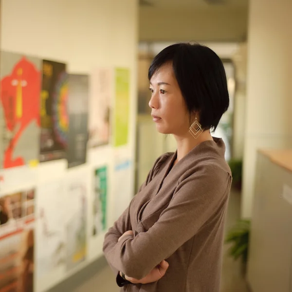 成熟的亚洲女人思维 室内特写肖像 — 图库照片